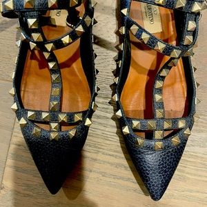 Valentino flat rock studs in pebbled navy